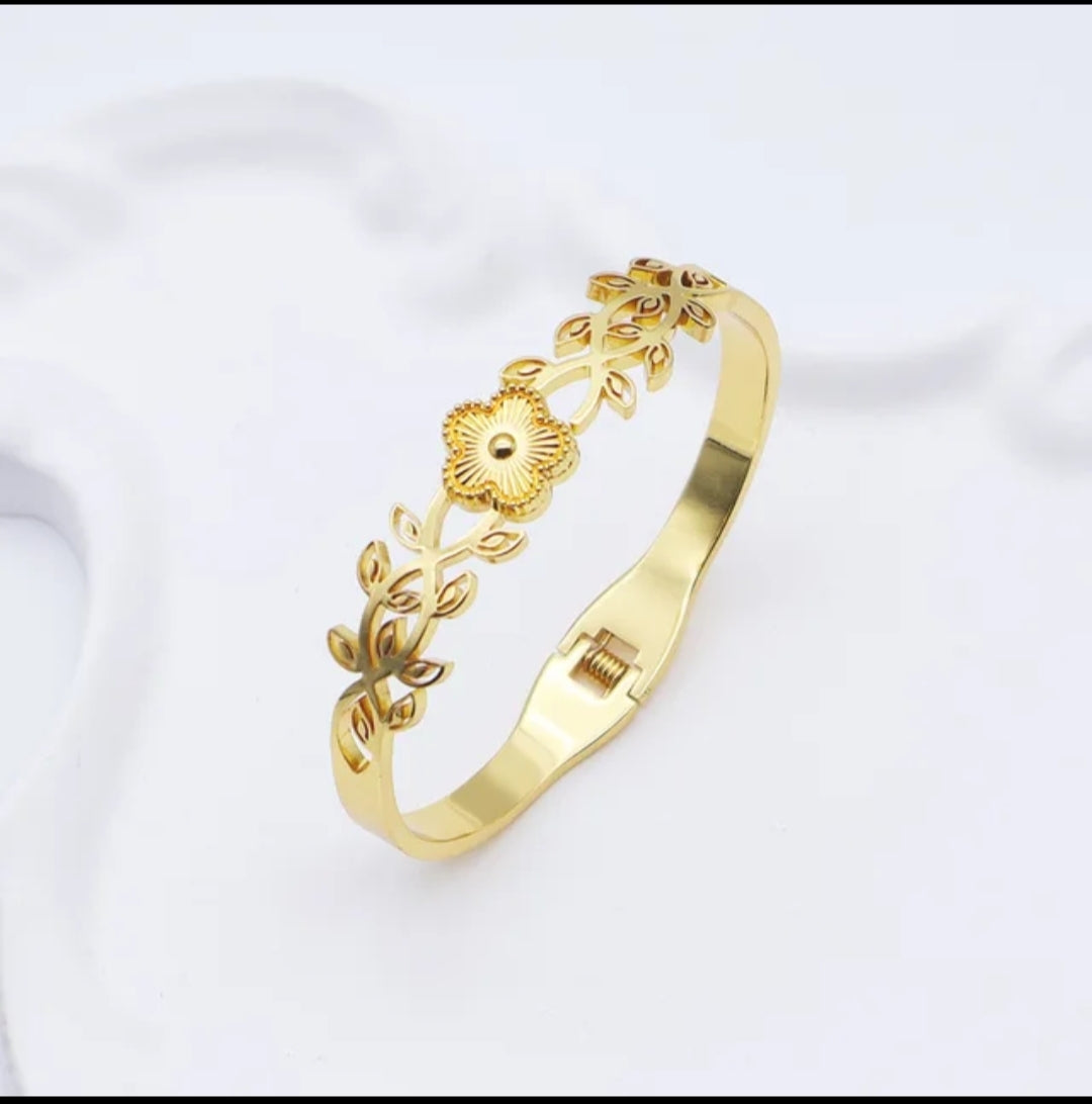 Power Clover Bracelet