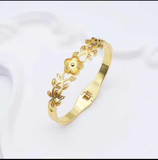 Power Clover Bracelet